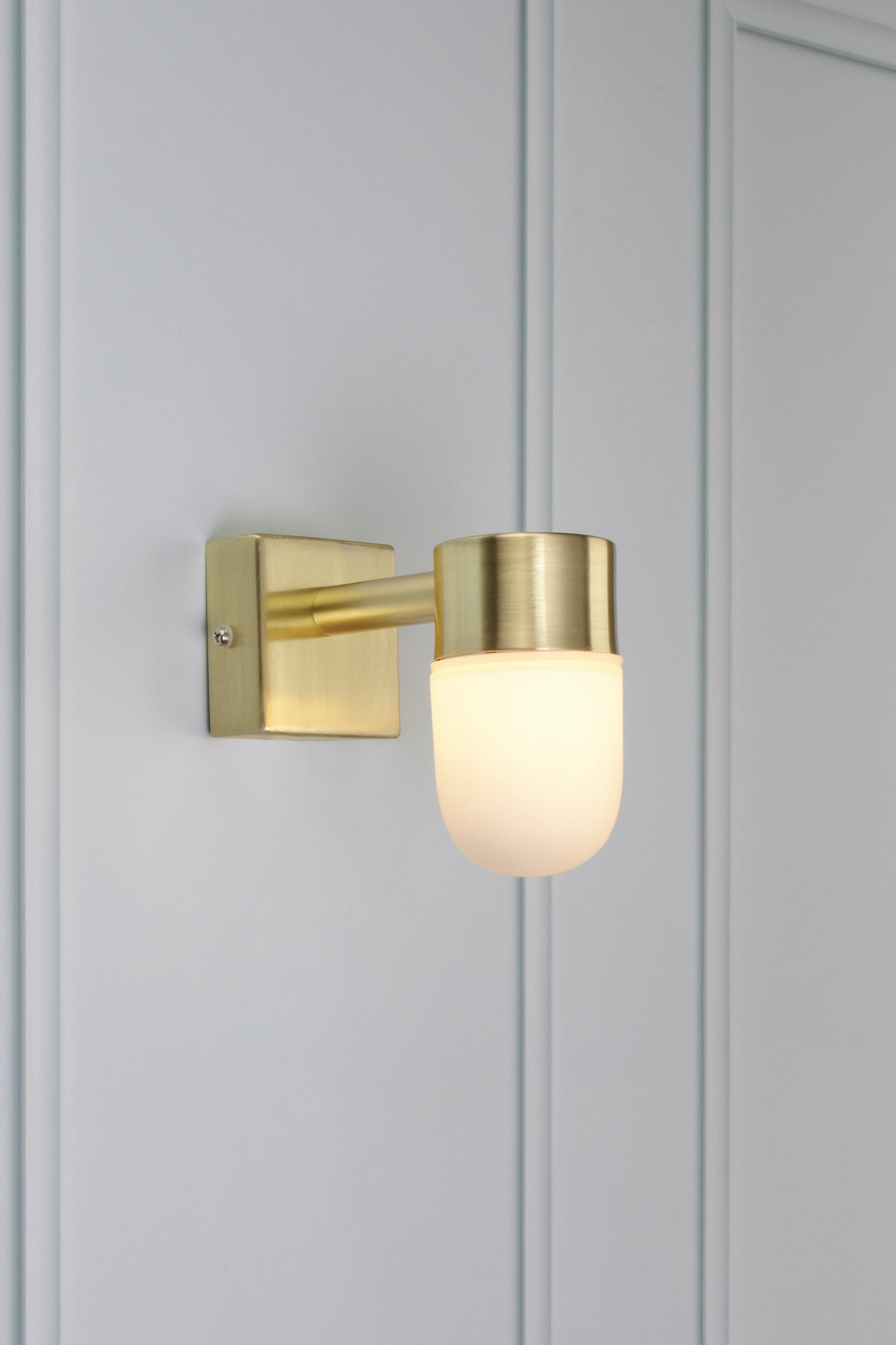 MENTON vägglampa 1L Brass/Opal IP44