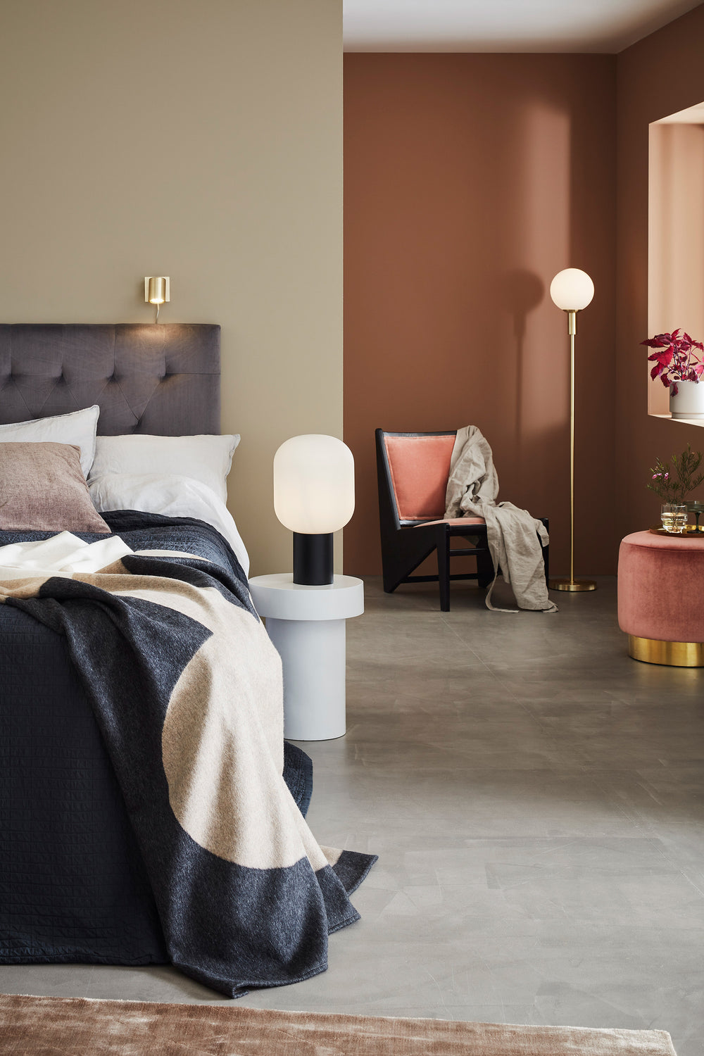 MINNA lattiavalaisin 1L Brushed Brass/White