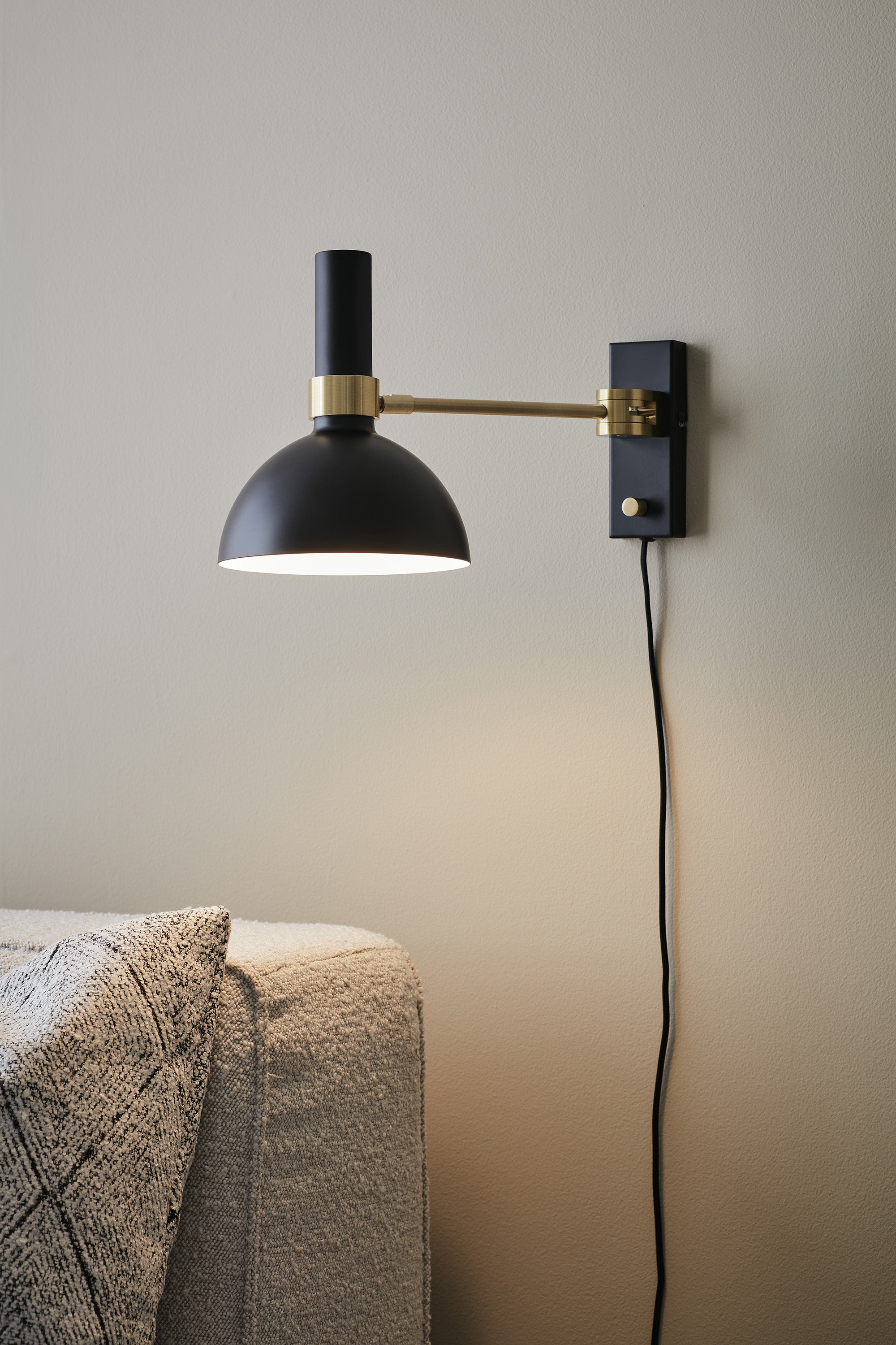 LARRY vägglampa 1L Black/Brushed Brass