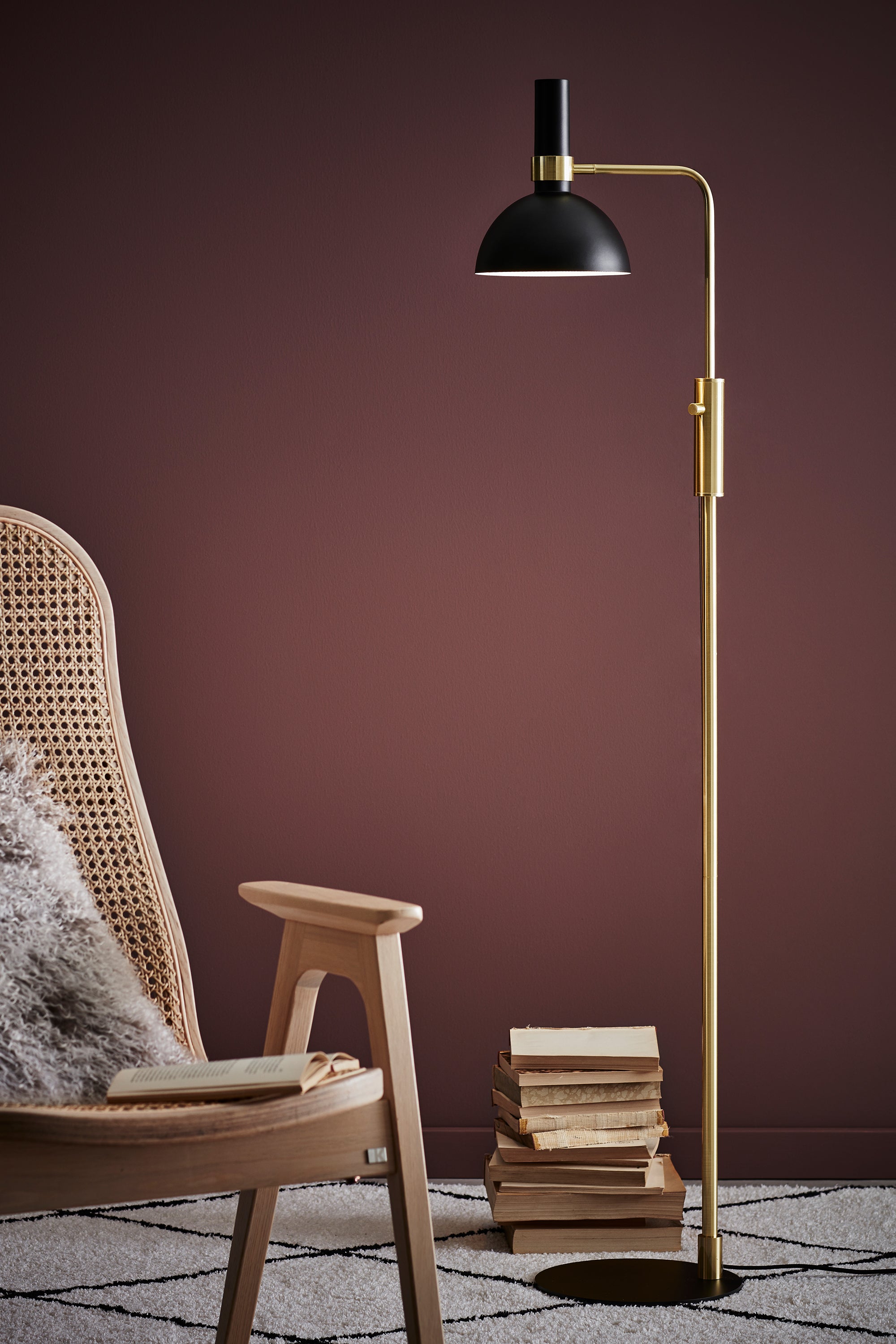 LARRY golvlampa 1L Black/Brushed Brass