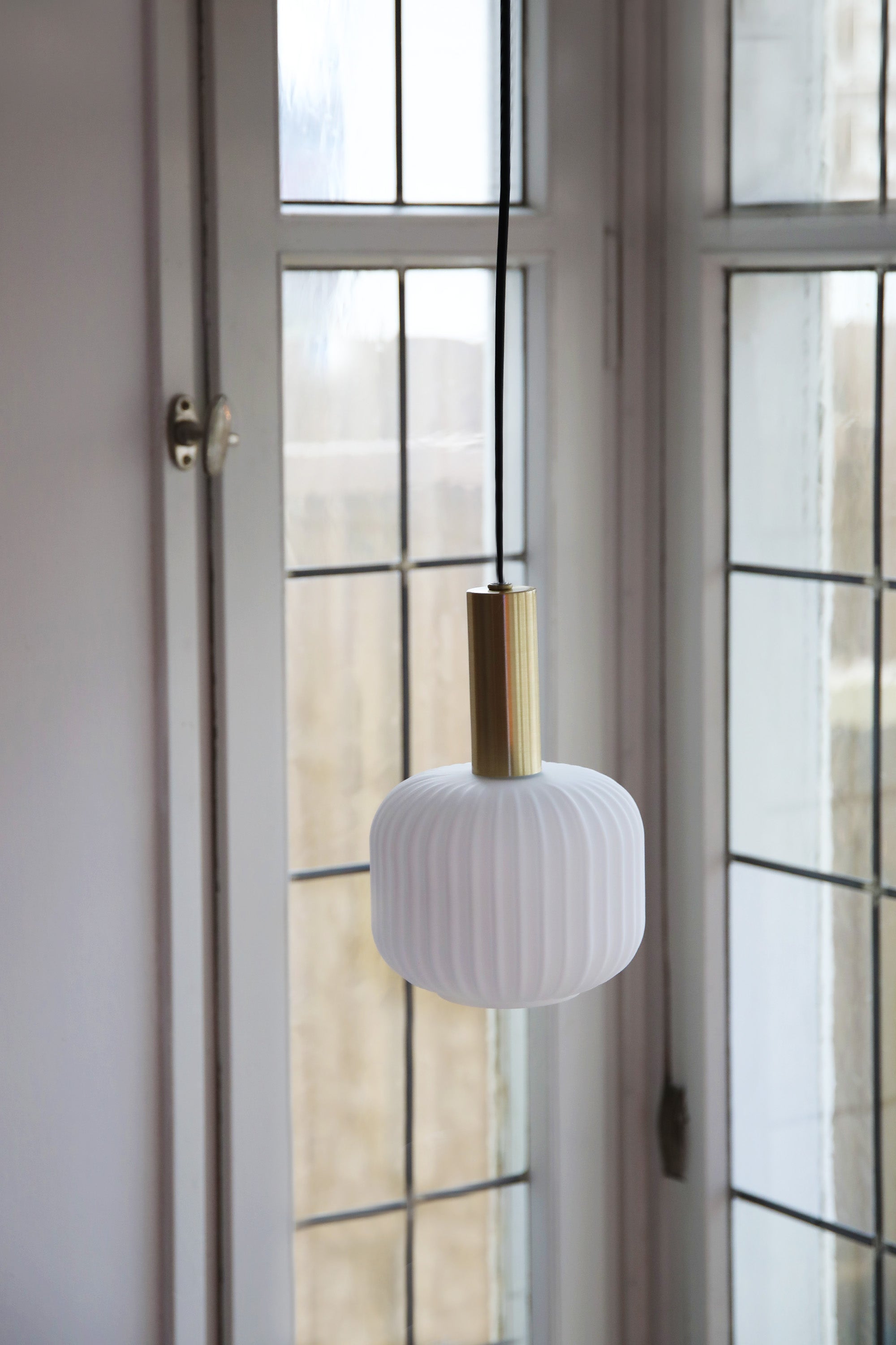 SOBER taklampa Small 1L Brushed Brass/White