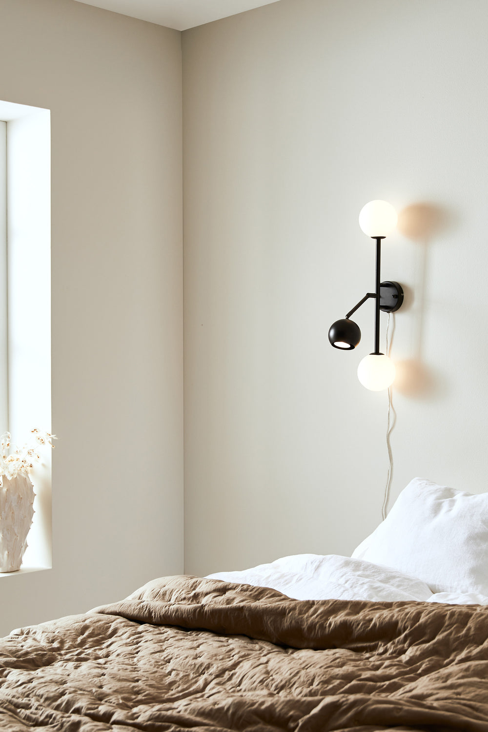 BESIDE seinävalaisin 3L Black/White