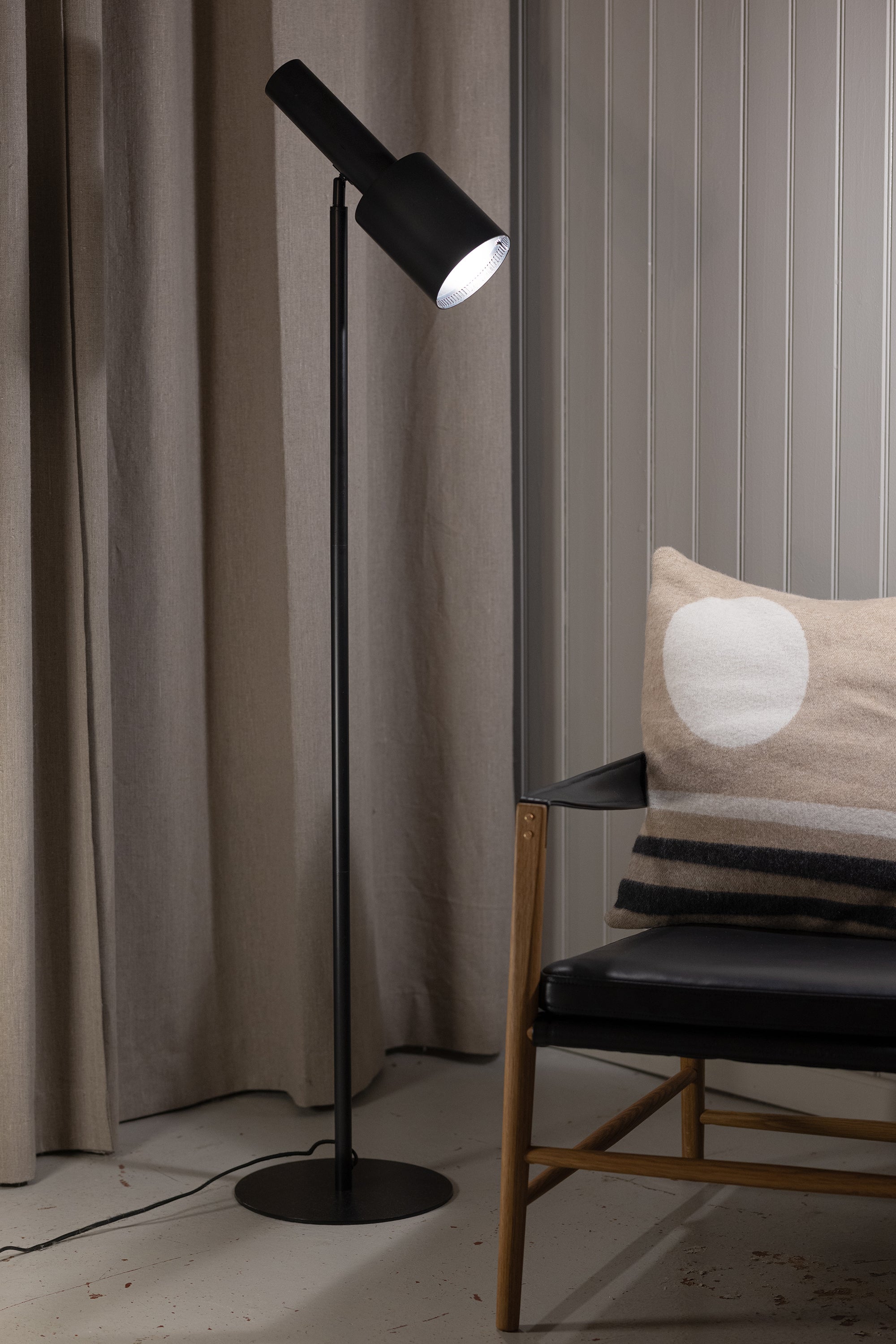 OZZY golvlampa 1L Black