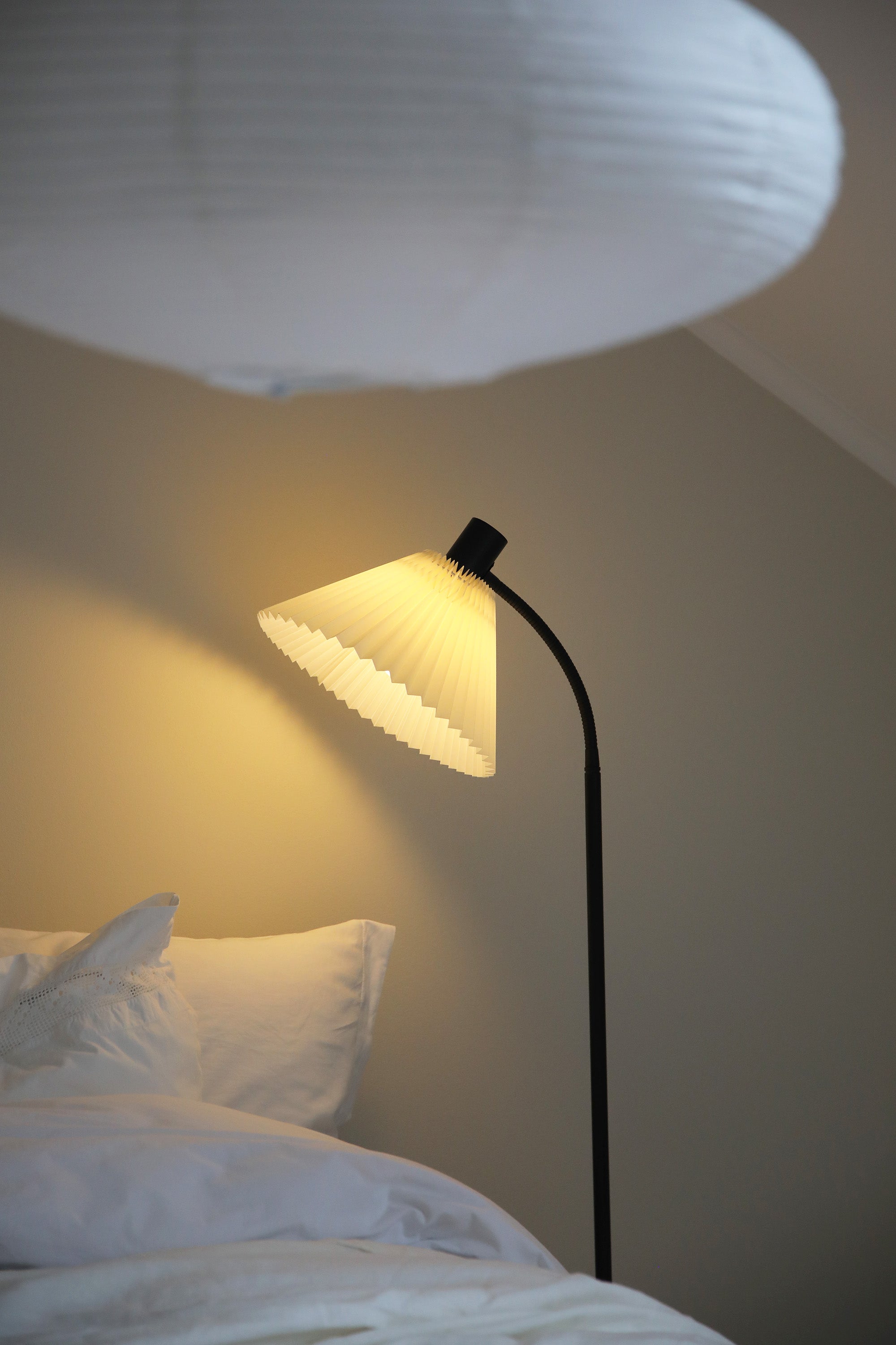 MIRA golvlampa 1L Black/Offwhite