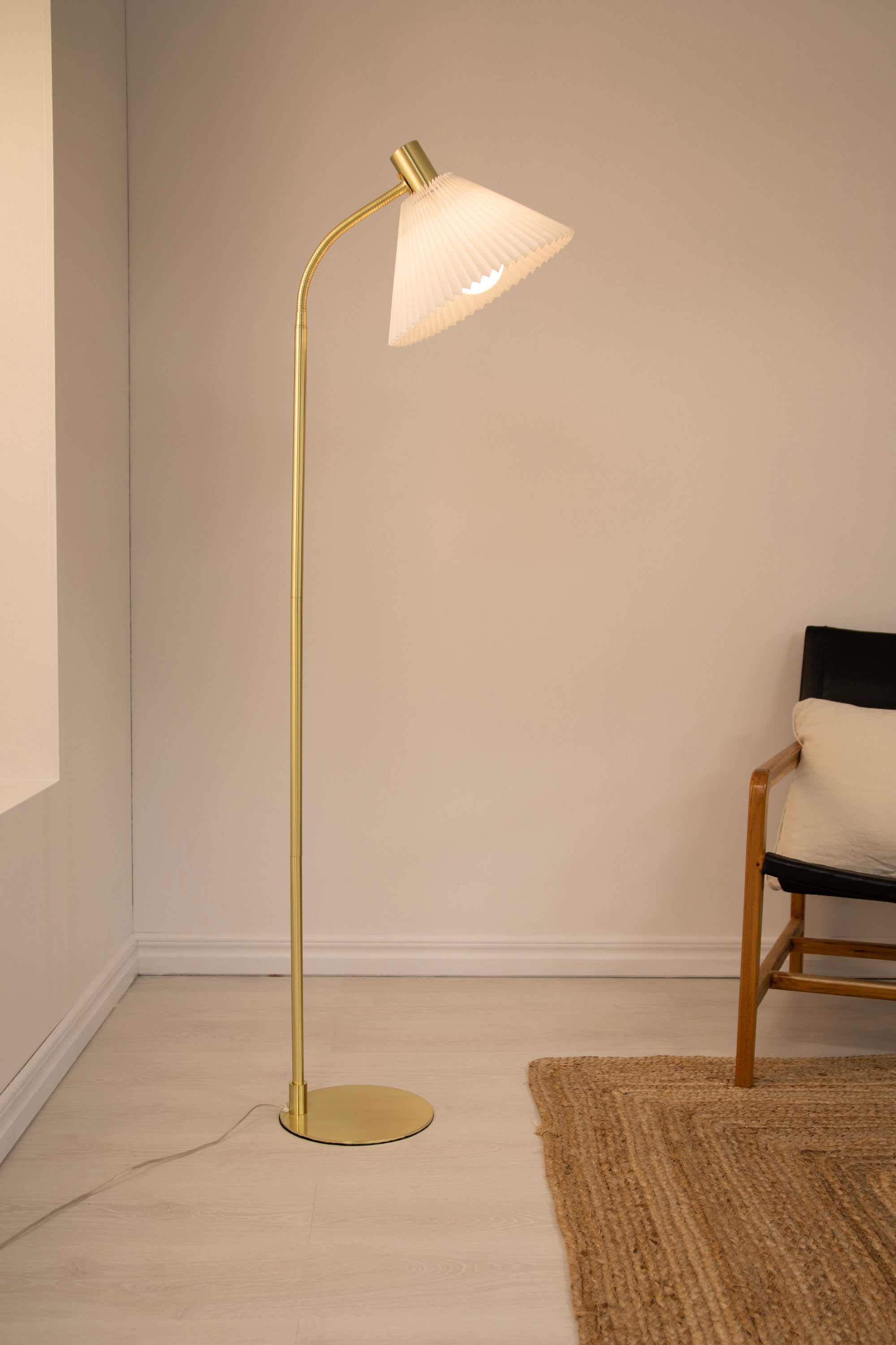 MIRA golvlampa 1L Brushed Brass/White