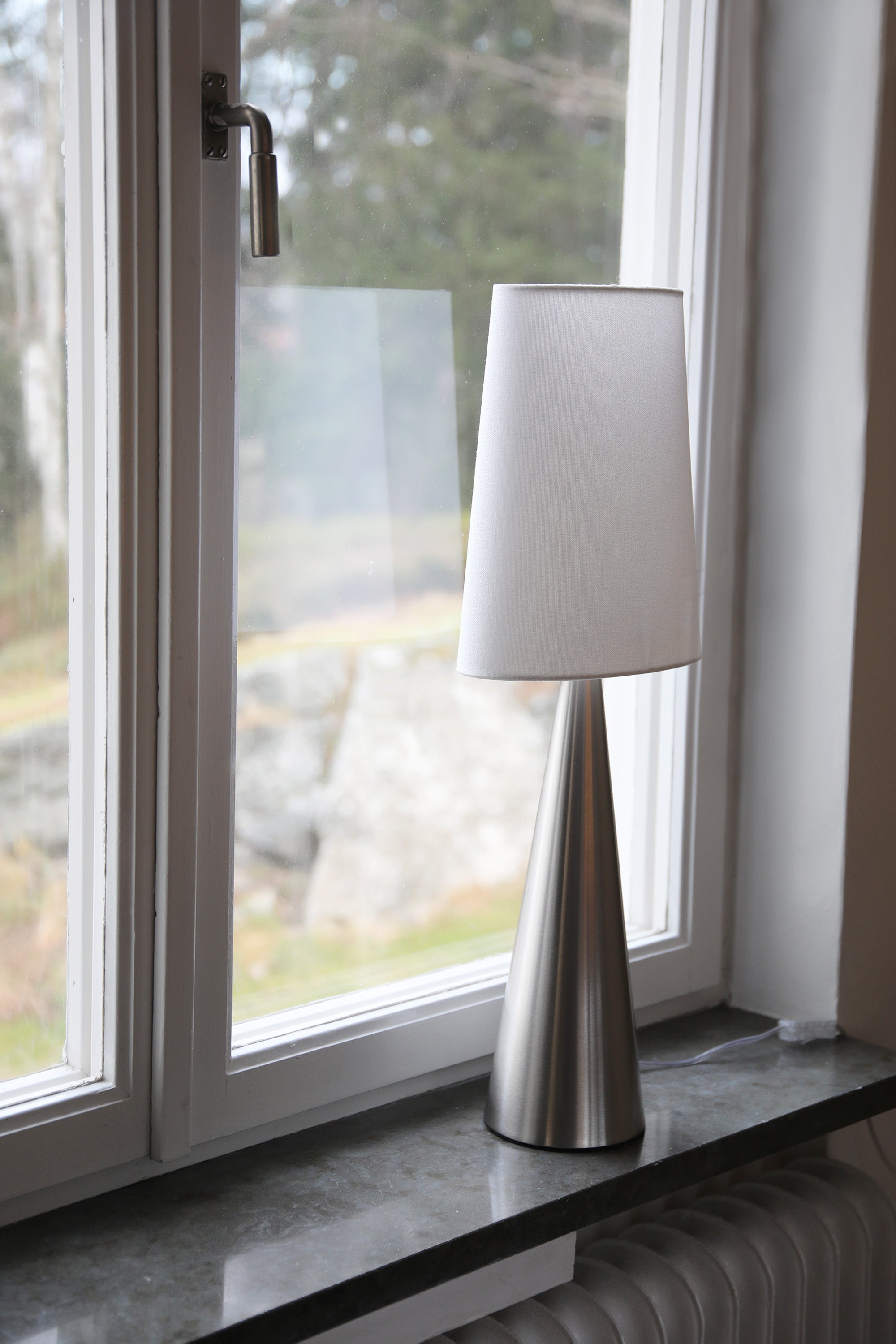 CONUS bordslampa 1L Satin Nickel/Offwhite