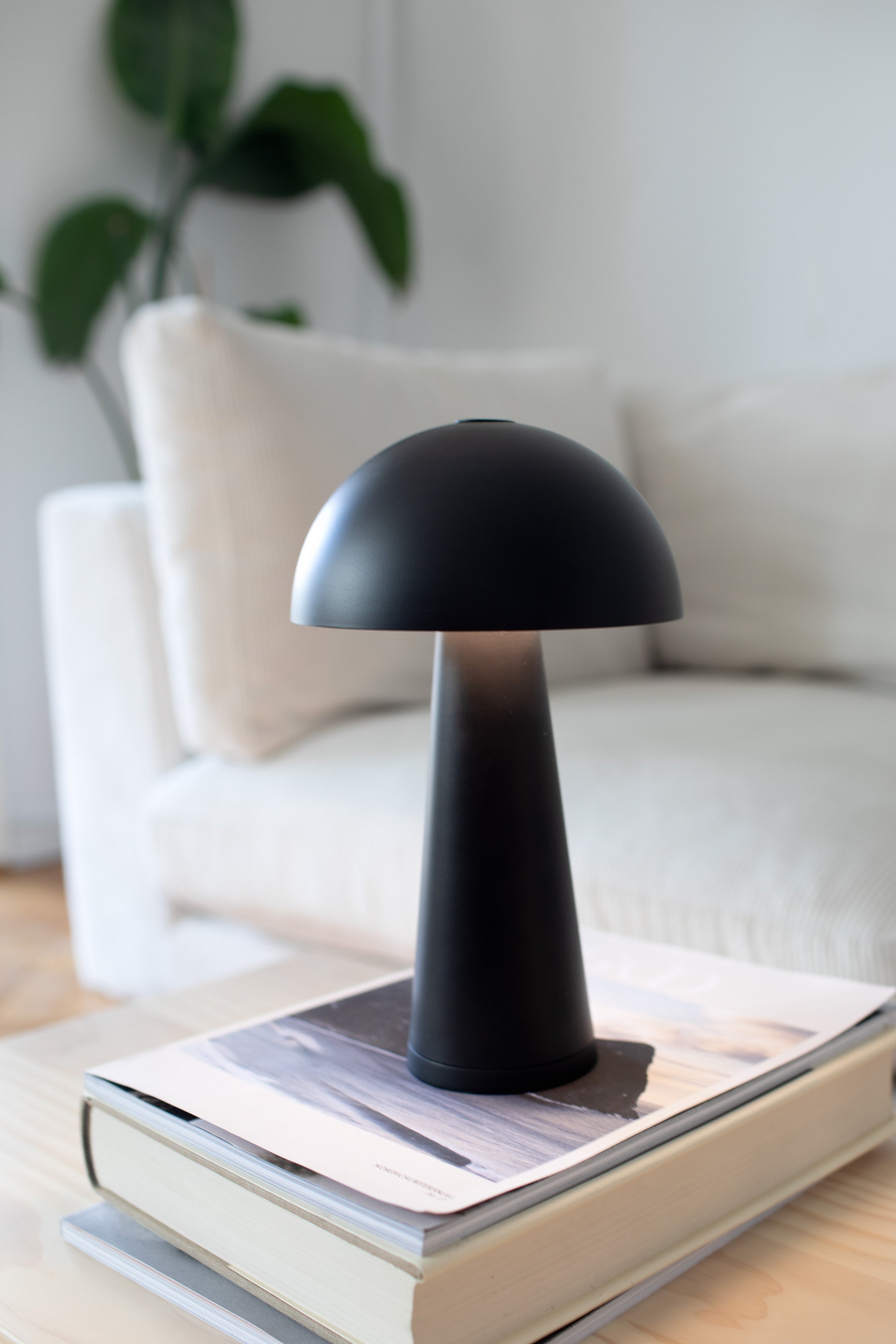 FUNGI Rechargeable bordslampa Matt Black B/O