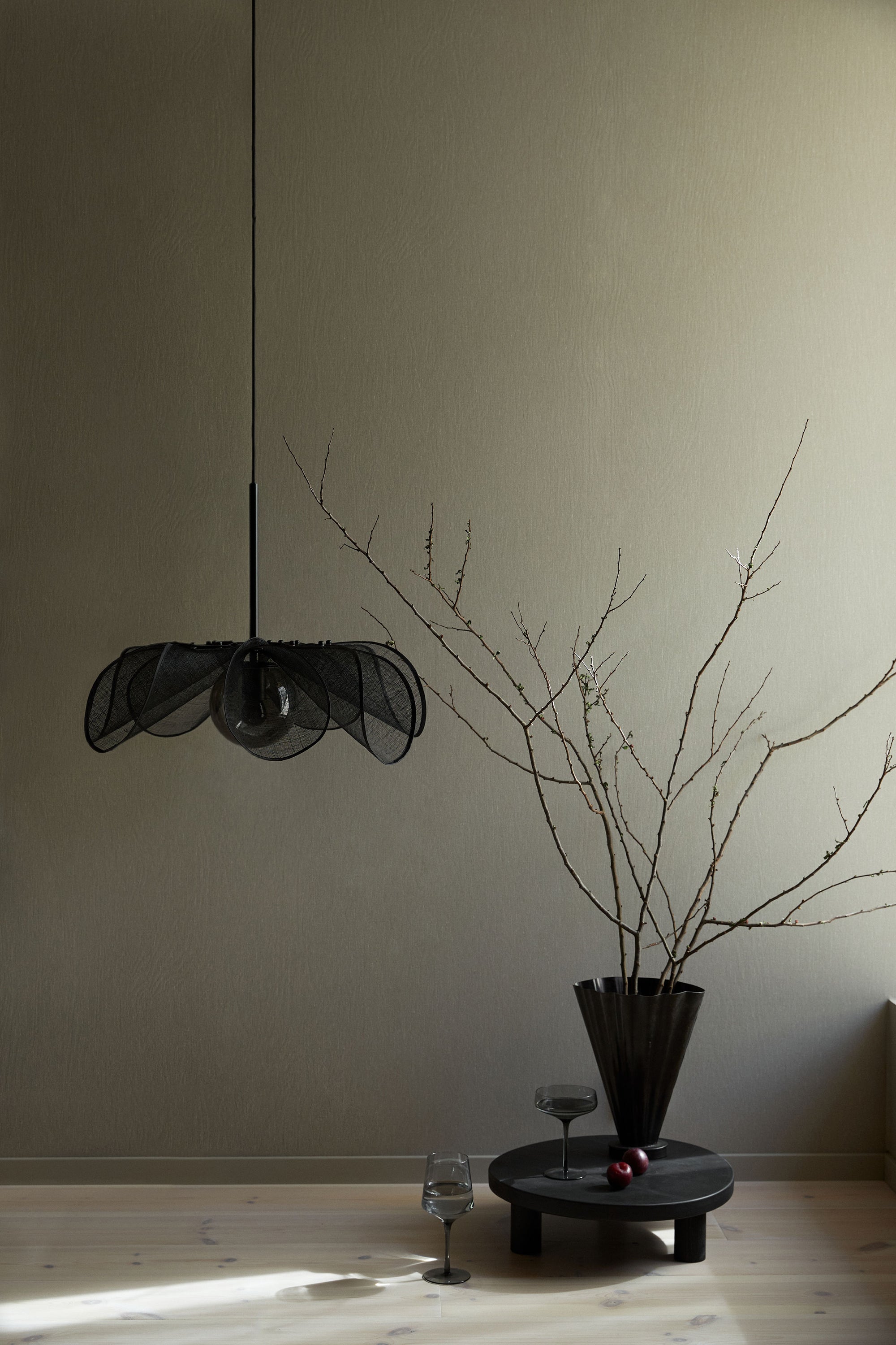 STYRKA taklampa 1L 63cm Black/Smoke