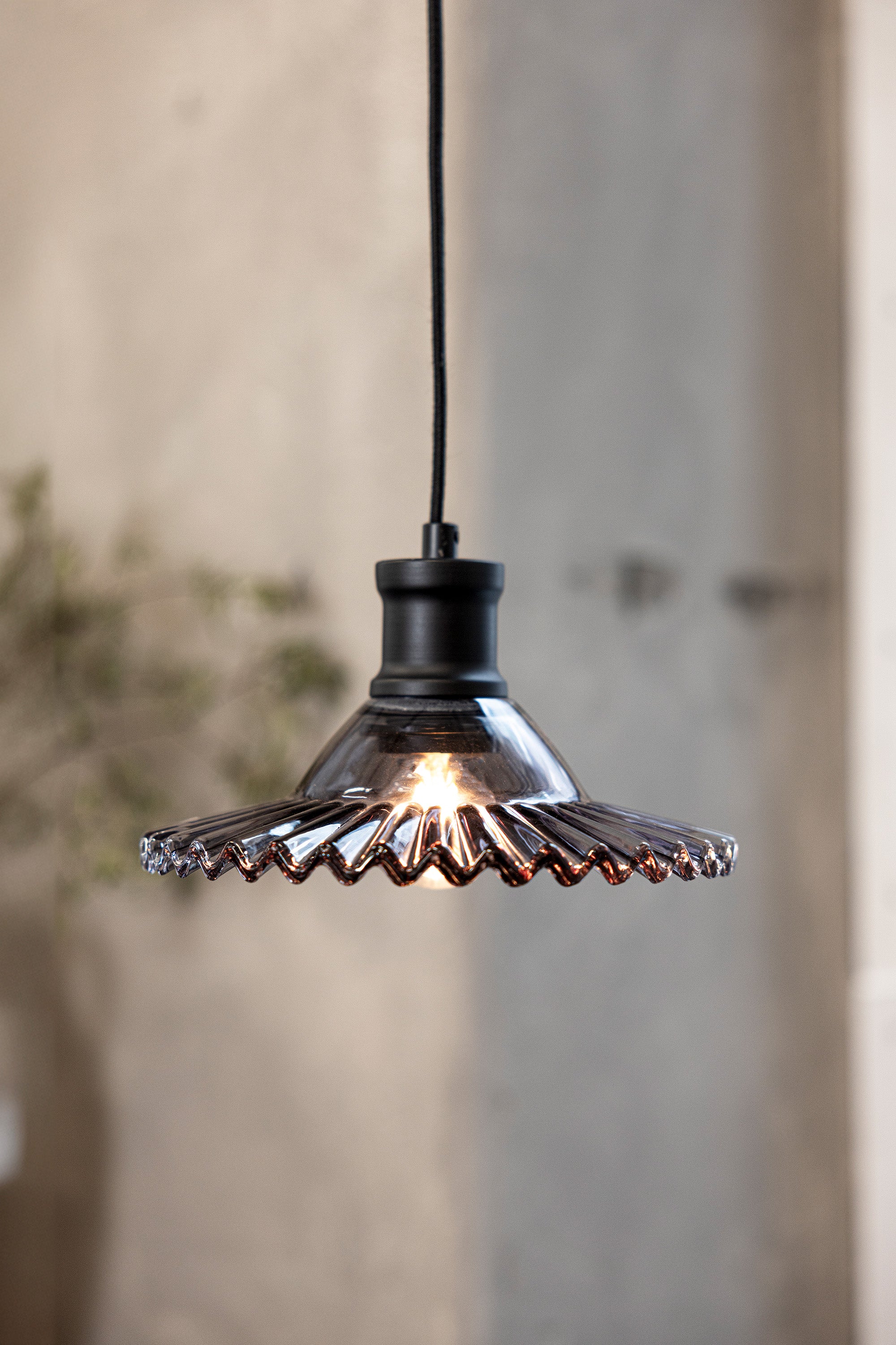 NOVIA taklampa 1L Black/Smoke
