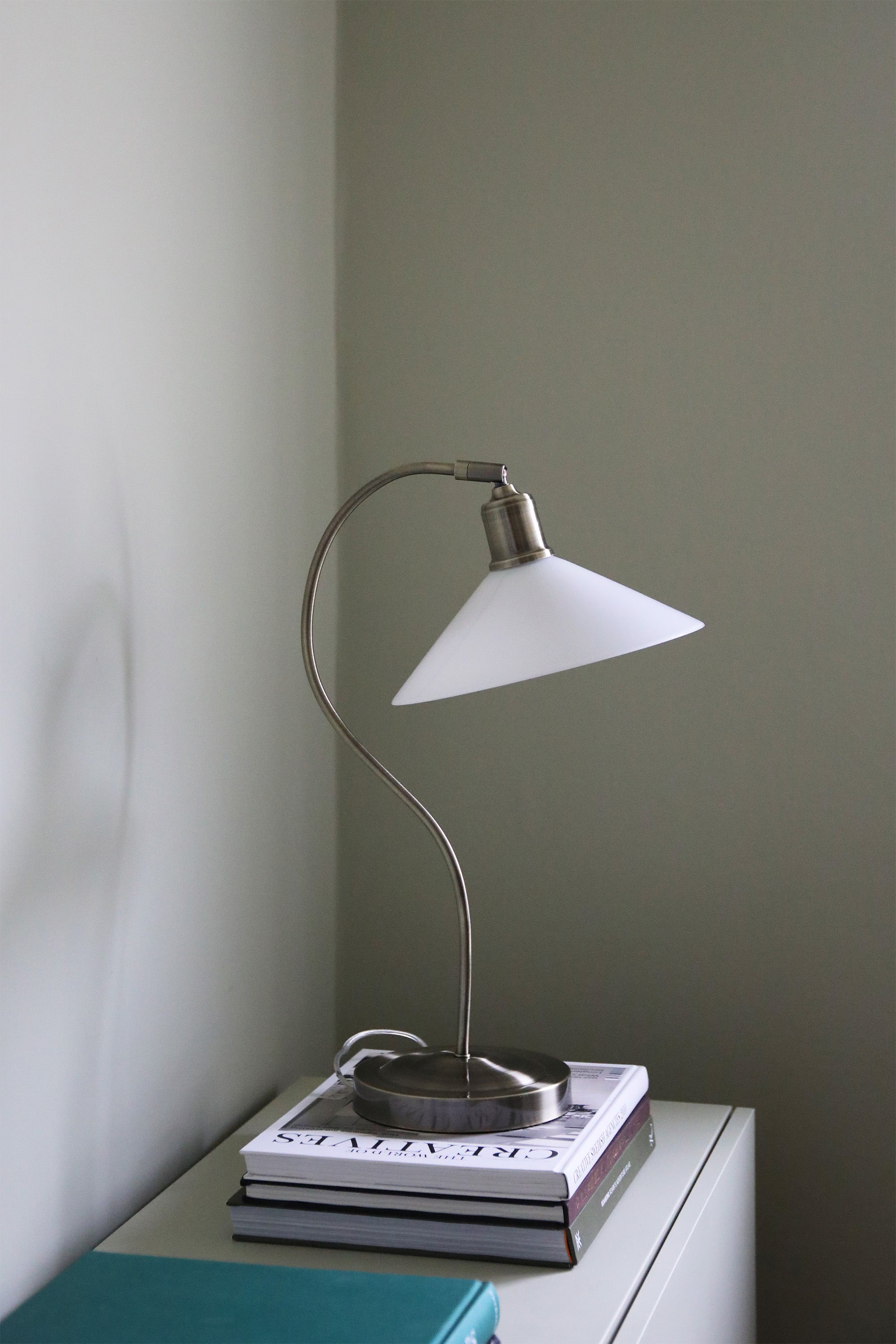VELA bordslampa 1L Antique Brass/Shiny White