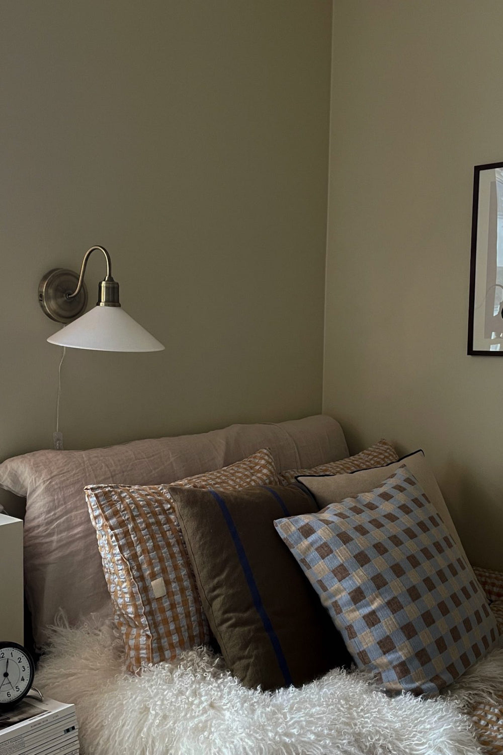 VELA seinävalaisin 1L Antique Brass/ Shiny White