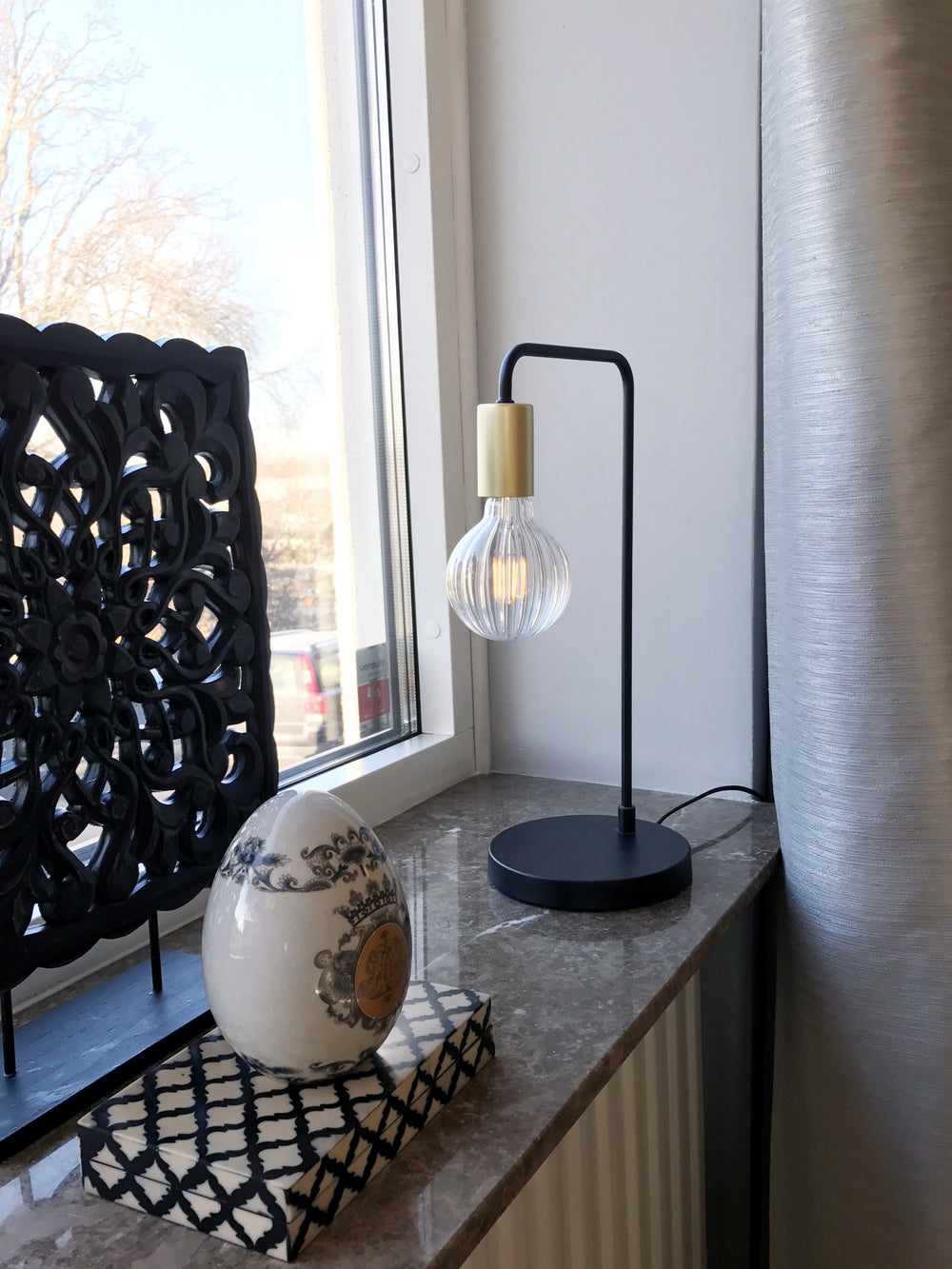 Fondi pöytävalaisin mattamusta ja harjattu messinki