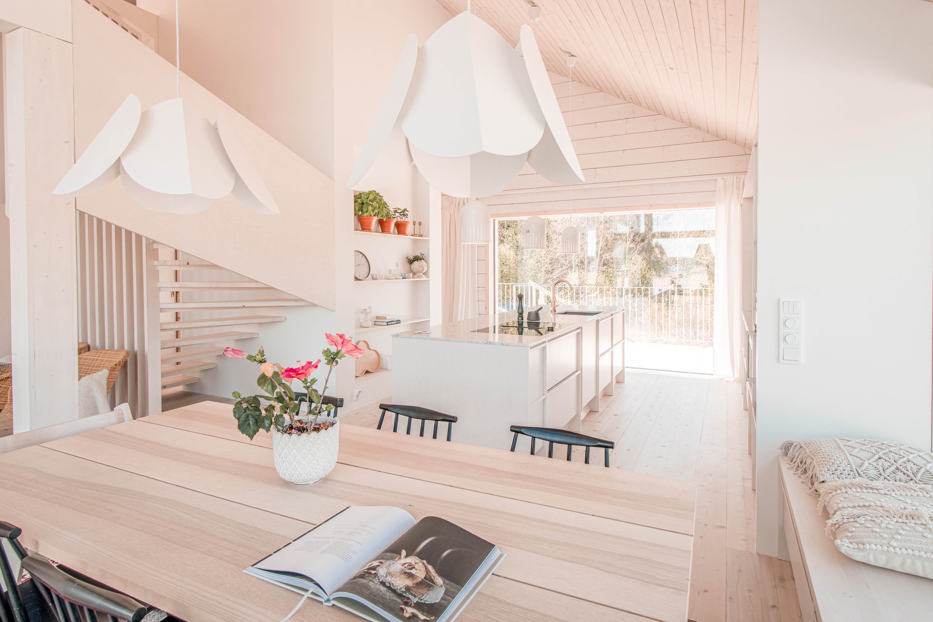 Lehmus l design-taklampa mattvit