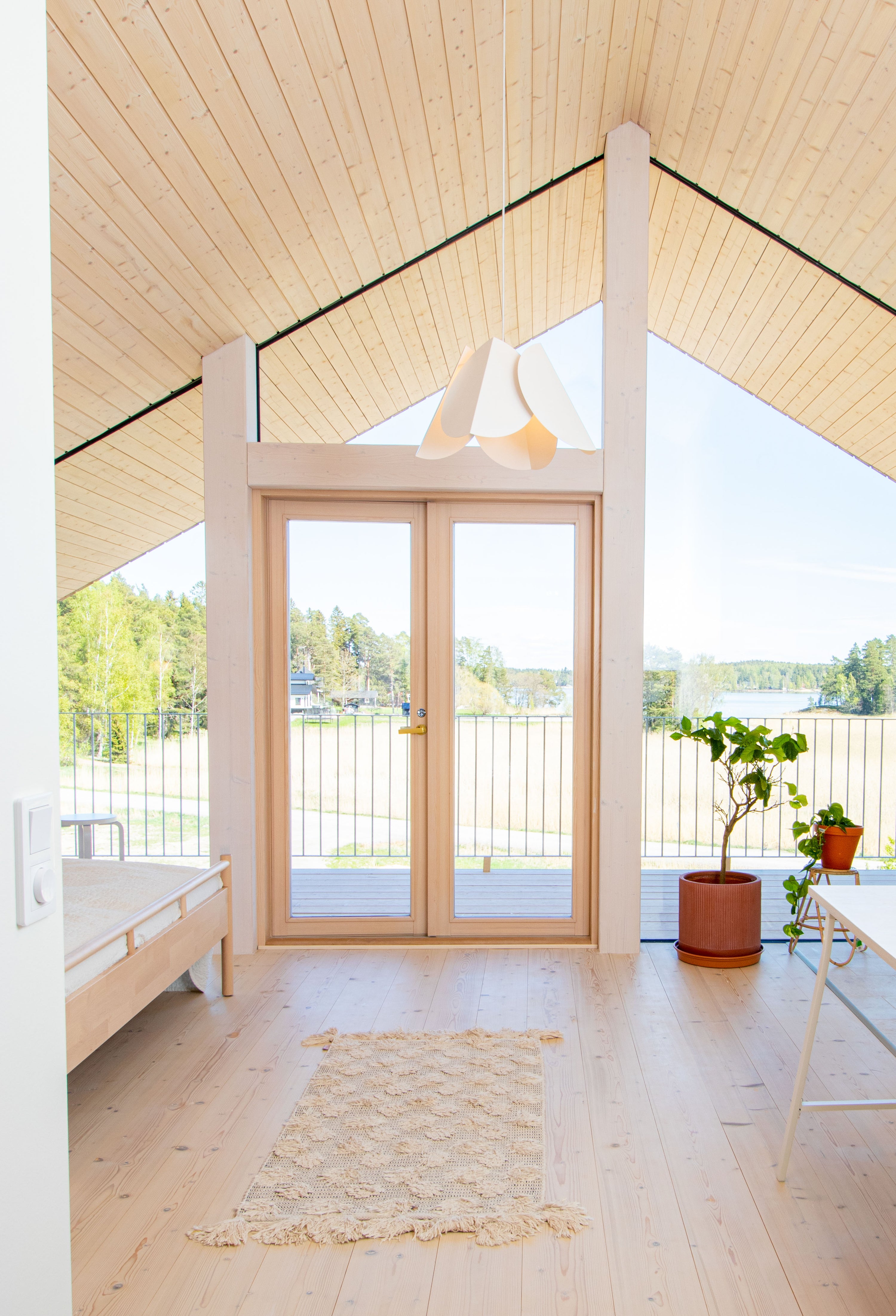 Lehmus l design-taklampa mattvit