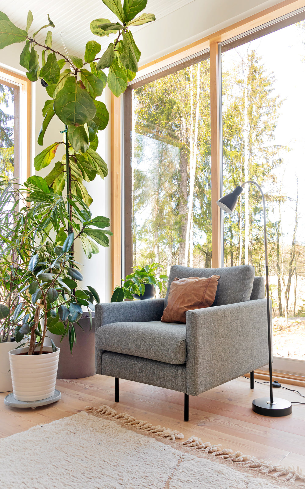 Kian golvlampa svart