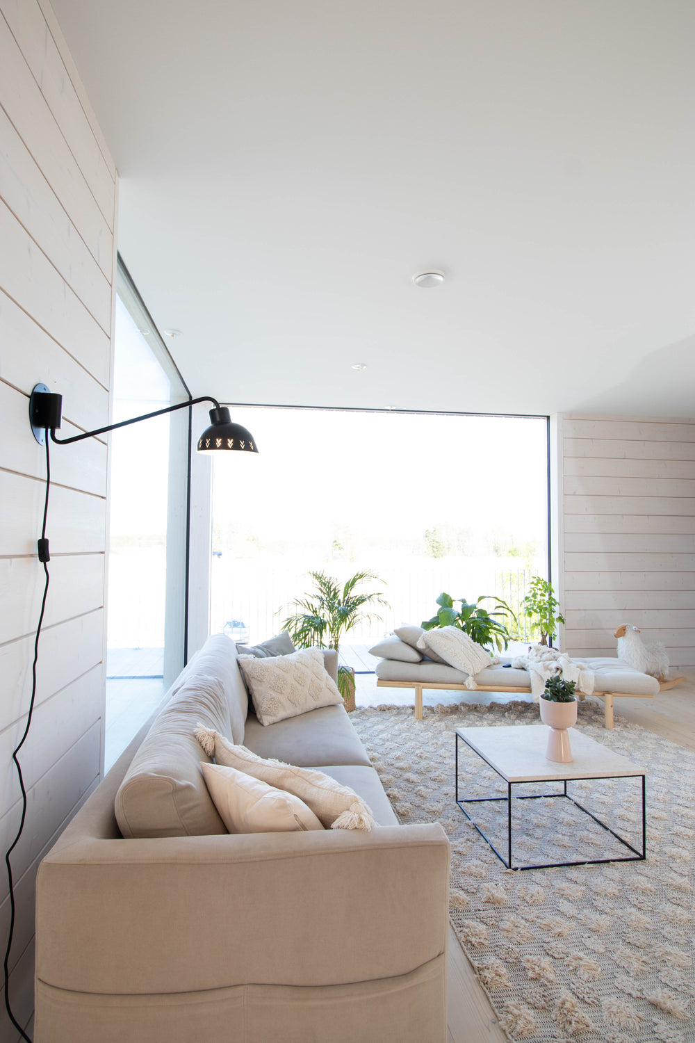 Vilja seinävalaisin Musta