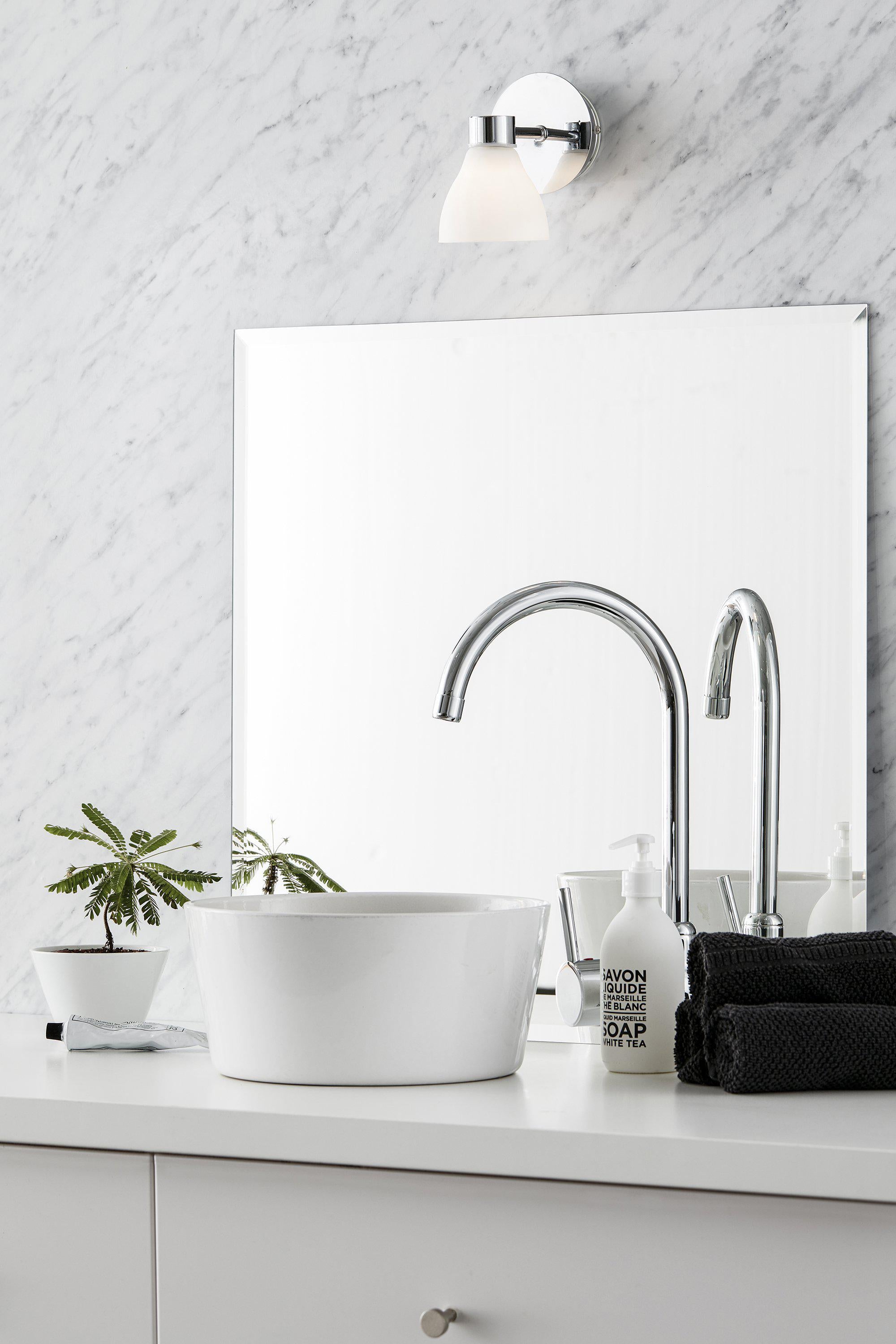 CASSIS vägglampa 1L Chrome/Opal IP44
