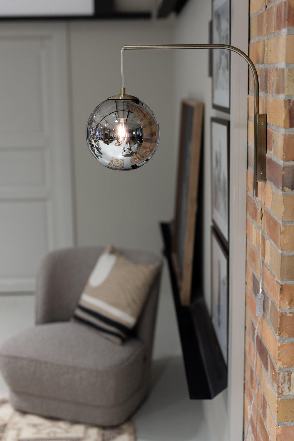 Dione seinävalaisin