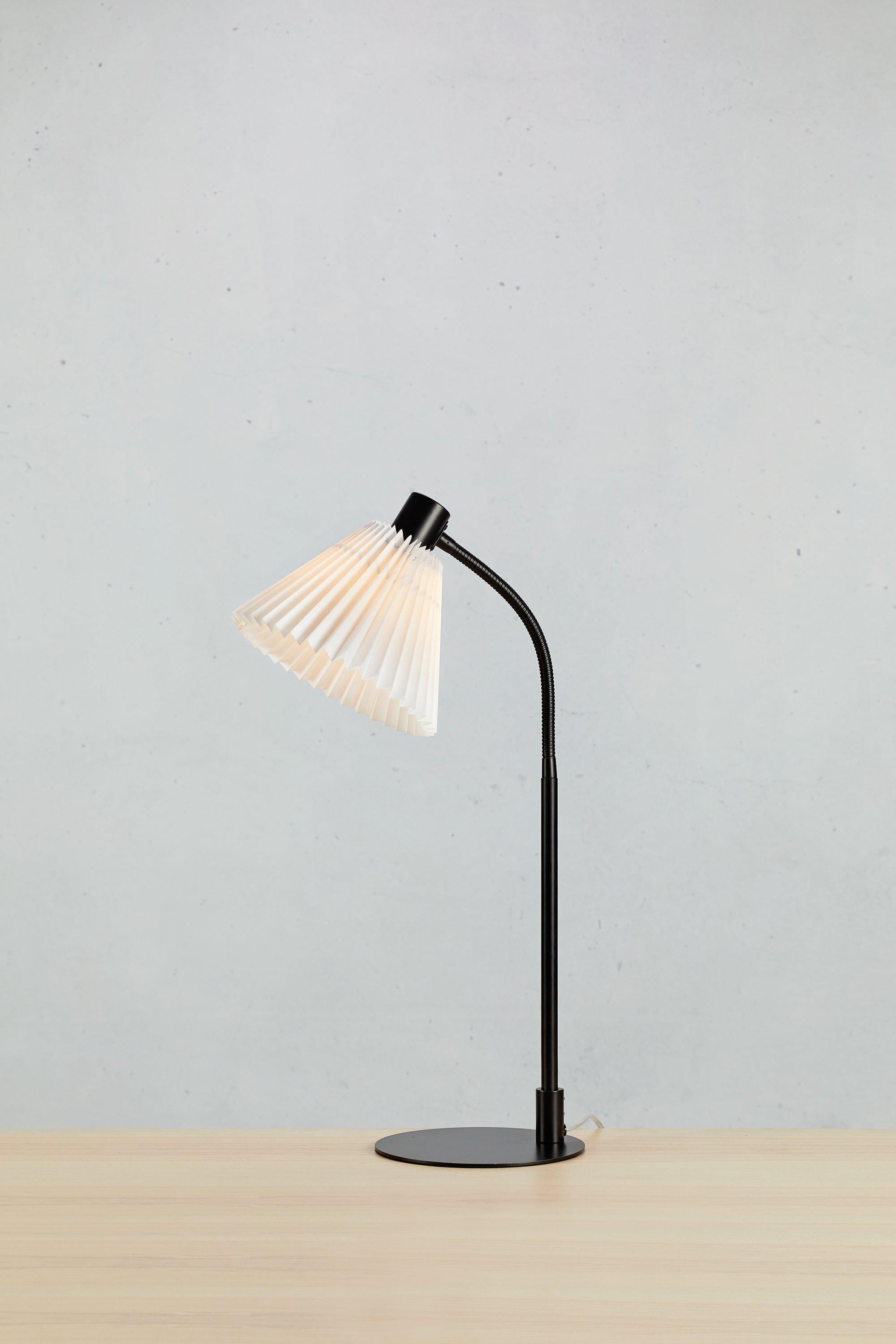 MIRA bordslampa 1L Black/White