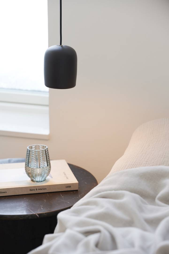 Notti 10 riippuvalaisin musta