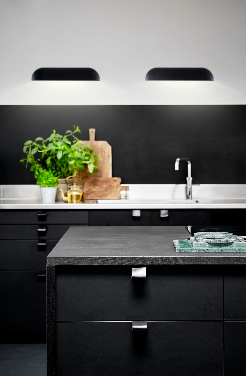 Front 36 LED seinävalaisin musta