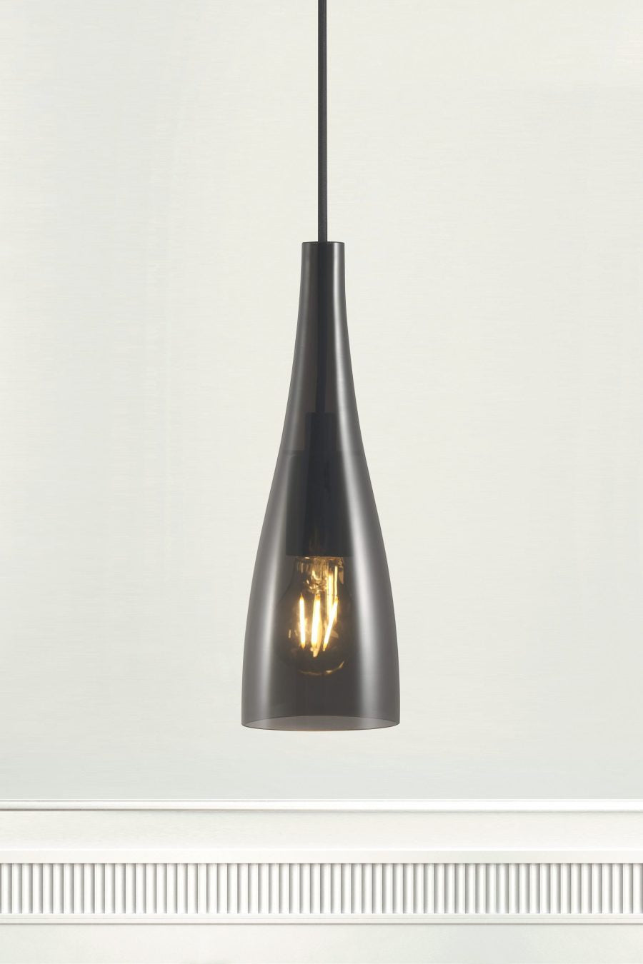 Embla riippuvalaisin savunharmaa