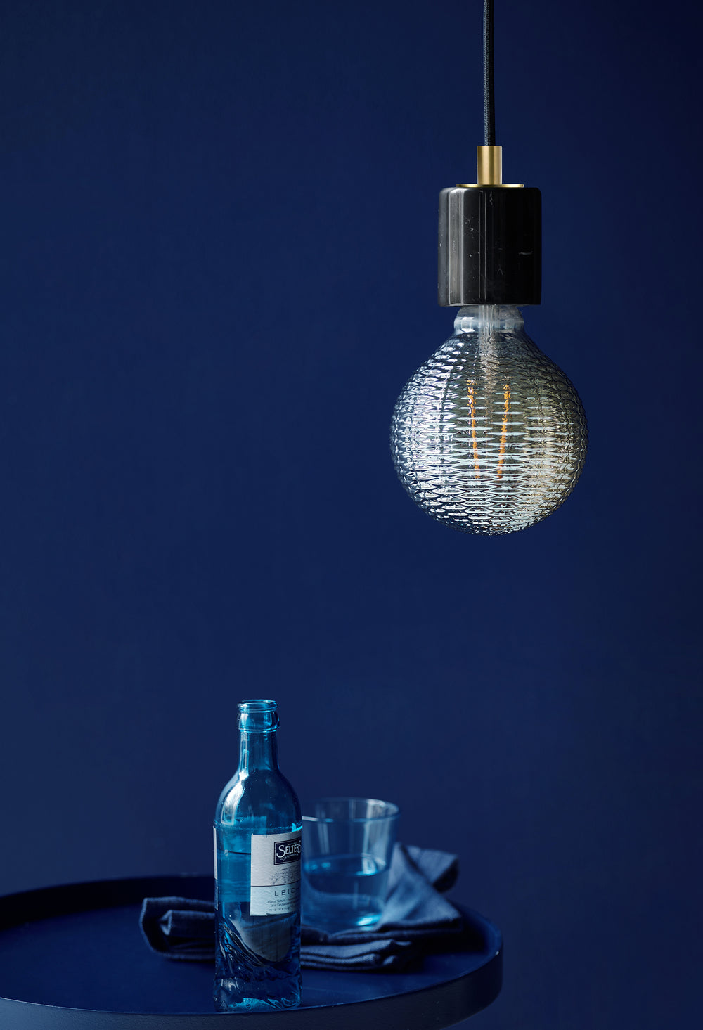 Siv riippuvalaisin musta