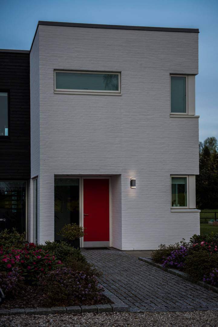 Elm 2-os. seinävalaisin musta