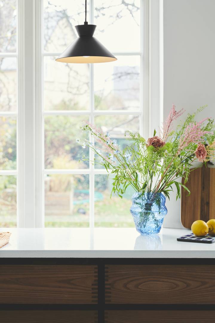 Dial 25 riippuvalaisin musta