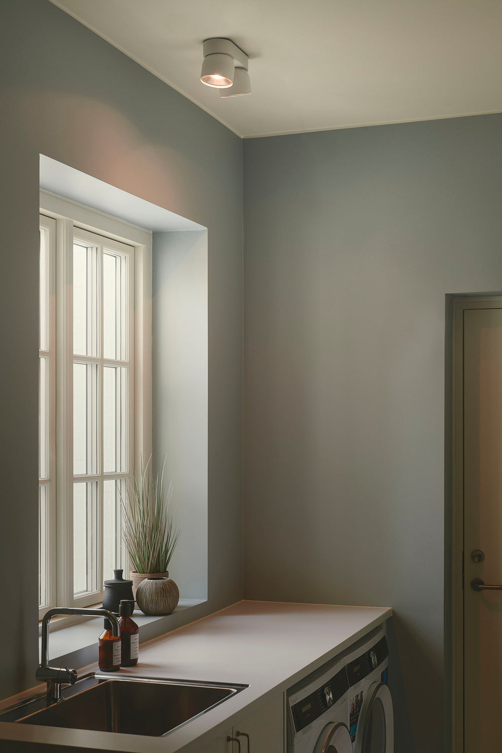 Pitcher 2-delad spotlight vit