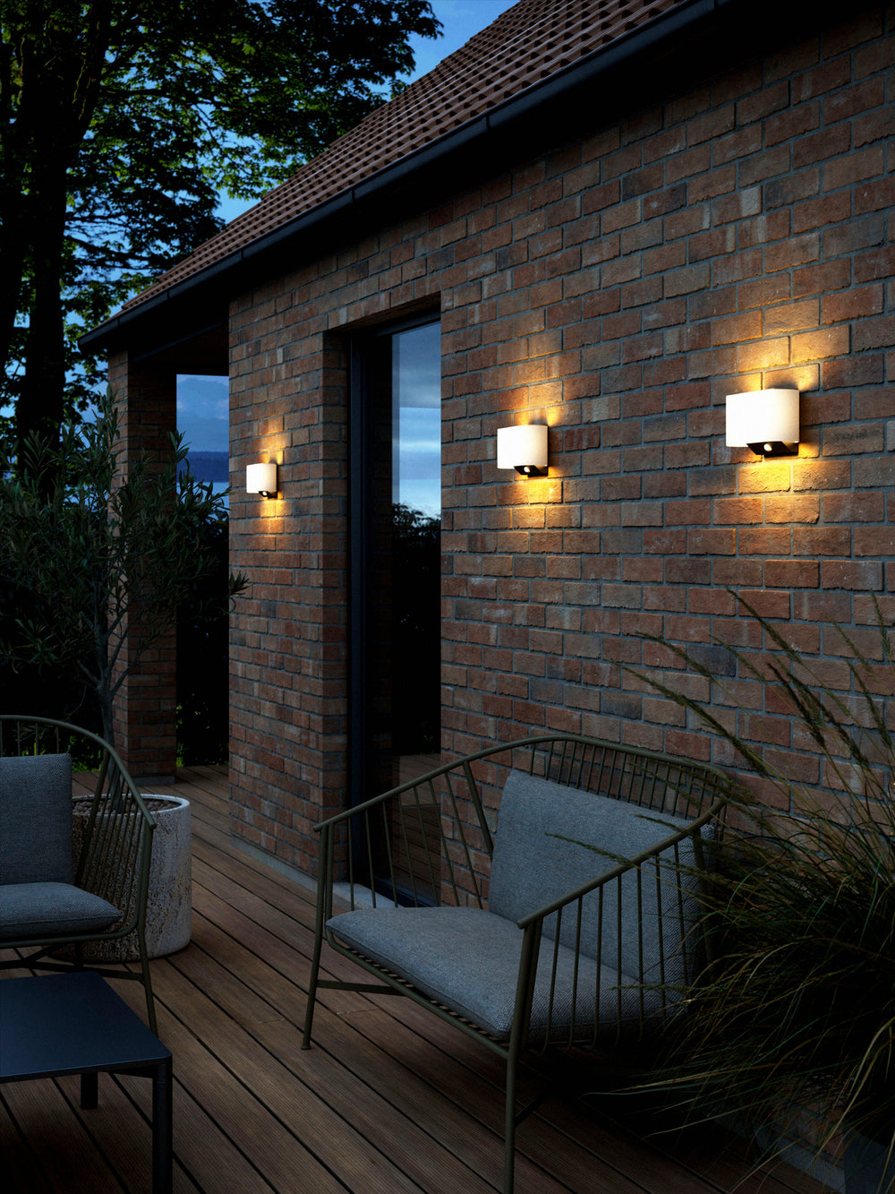 Piola aurinkokennoseinävalaisin valkoinen