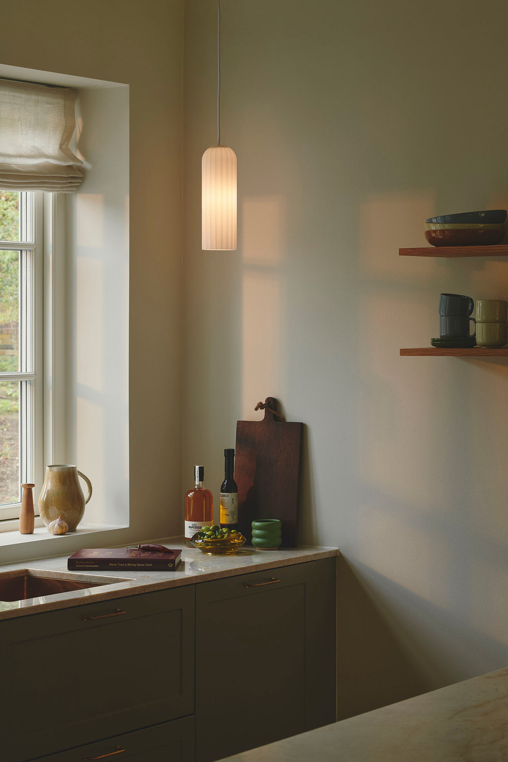 Miella riippuvalaisin opaalivalkoinen