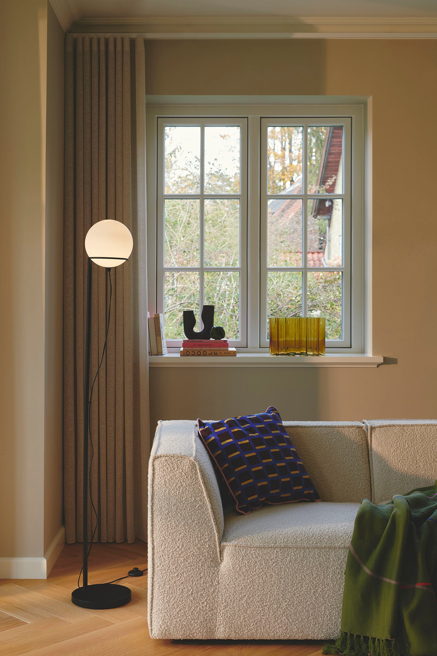 Wilson golvlampa svart/opalvit