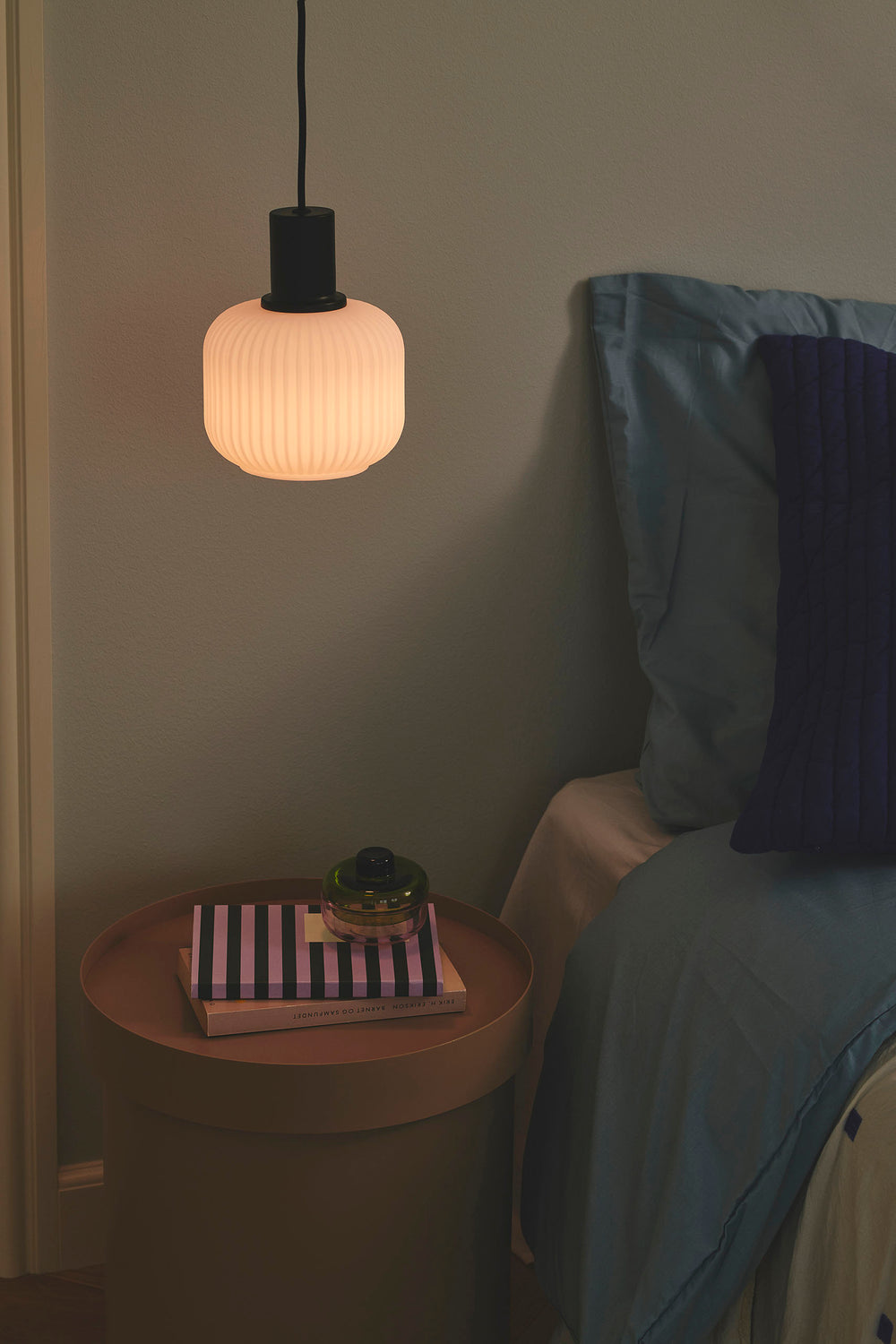 Milford Mini riippuvalaisin musta/opaalivalkoinen