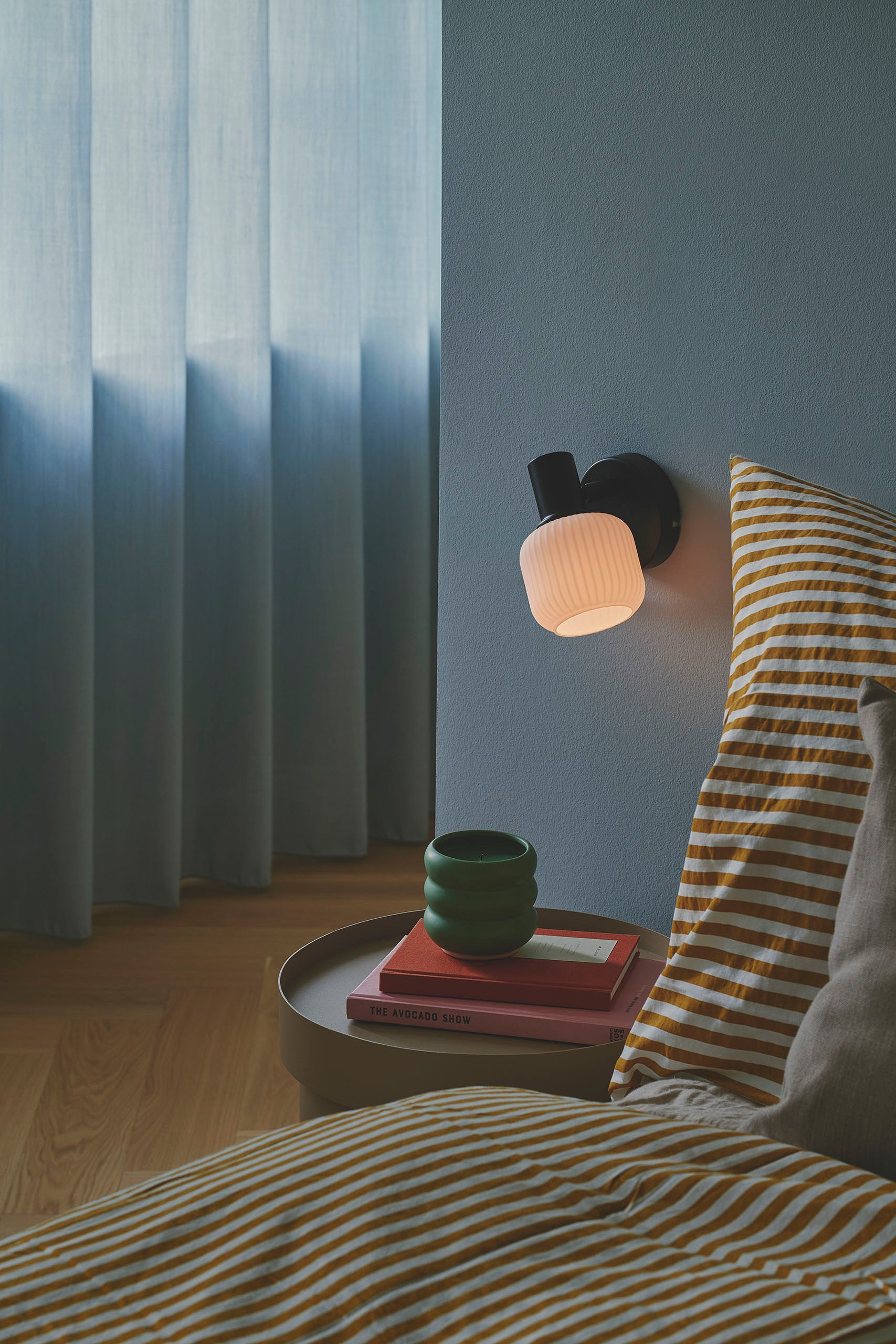Milford Mini vägglampa svart/opalvit