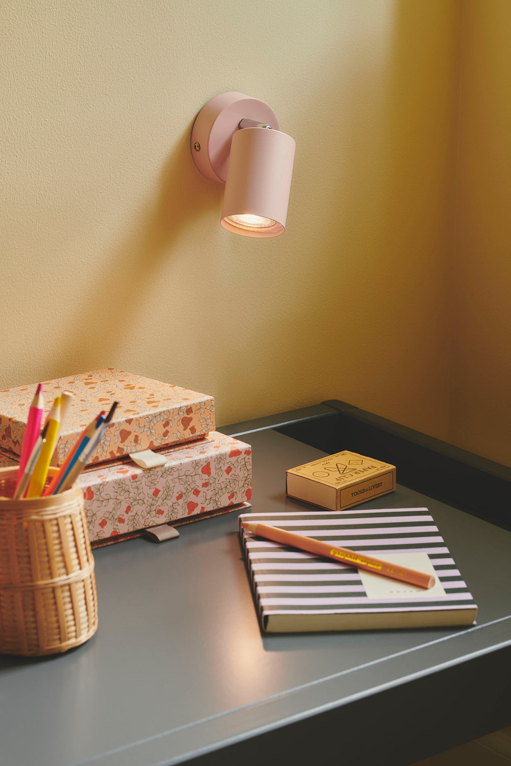 Explore vägglampa rosa