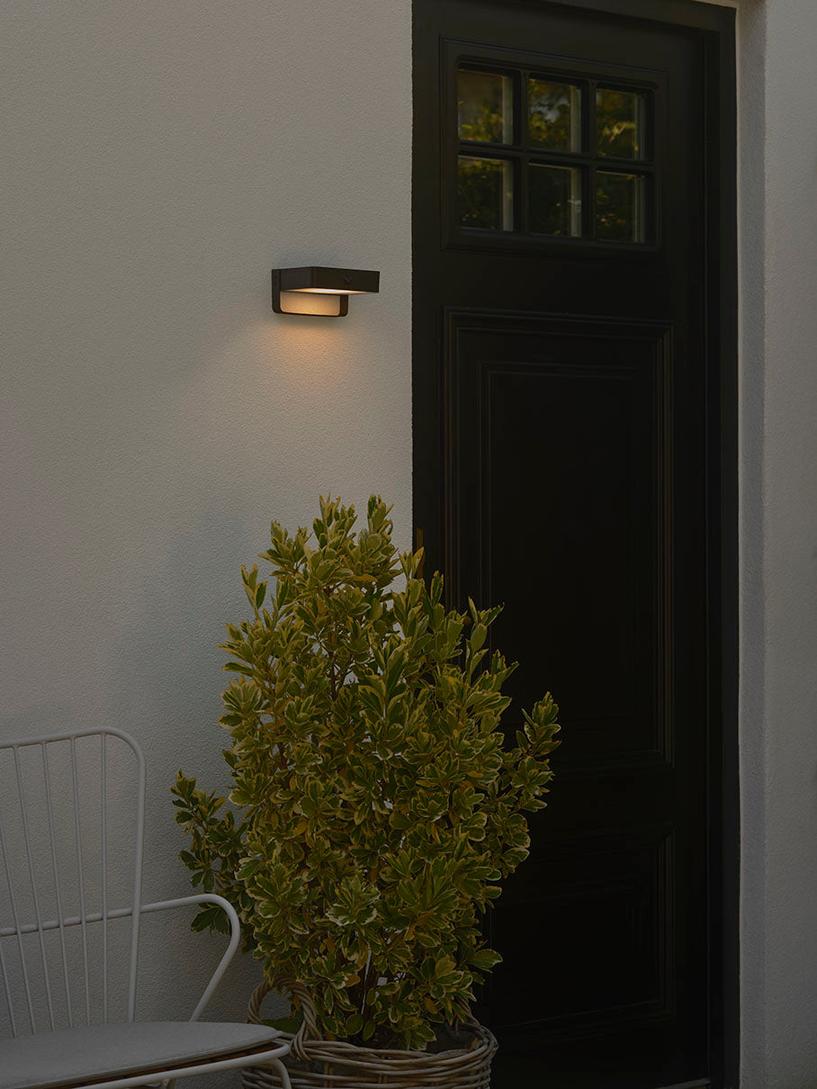 Saulio Solar seinävalaisin musta