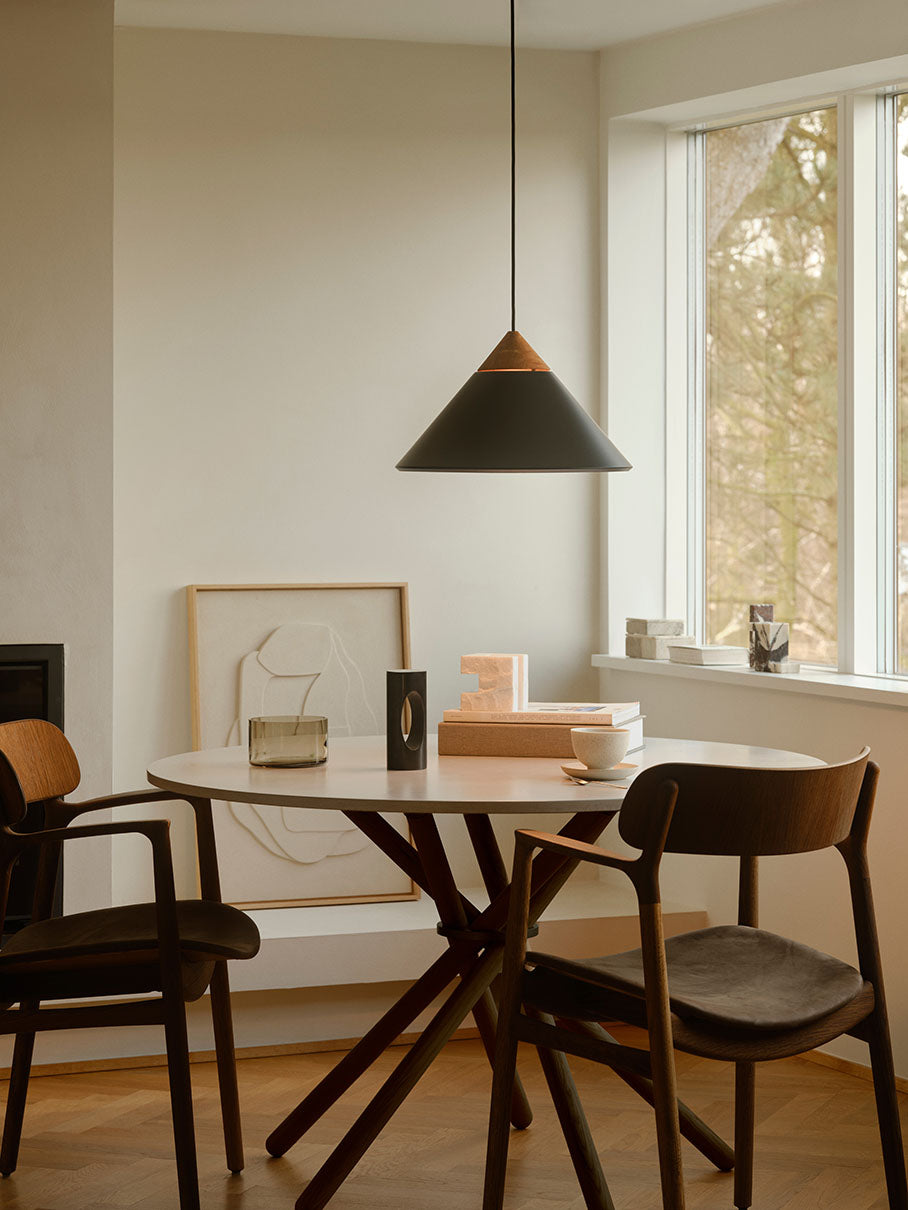 Kinto riippuvalaisin musta