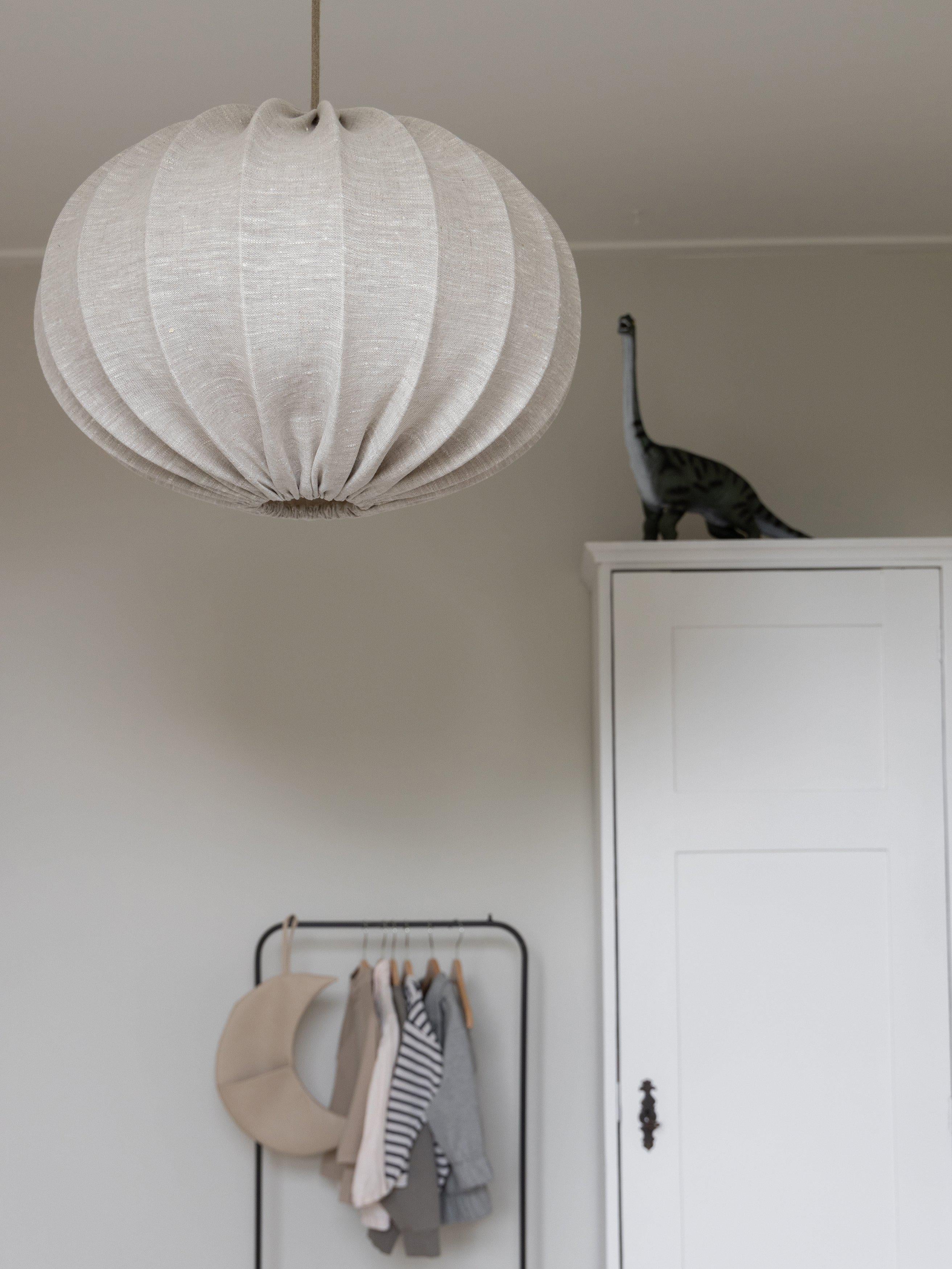 Hilma Linne kattovarjostin vaalea beige 60 cm