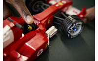 LEGO Icons 11375 Ferrari F2004 ja Michael Schumacher – kuva 6