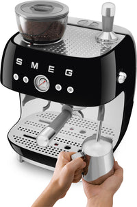 Smeg EGF03BLEU -espressokeitin kahvimyllyllä, musta 6