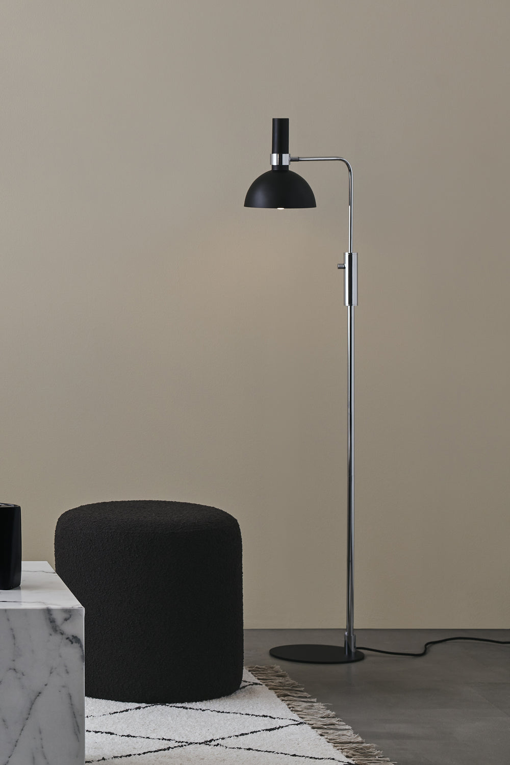 LARRY golvlampa 1L Black/Chrome