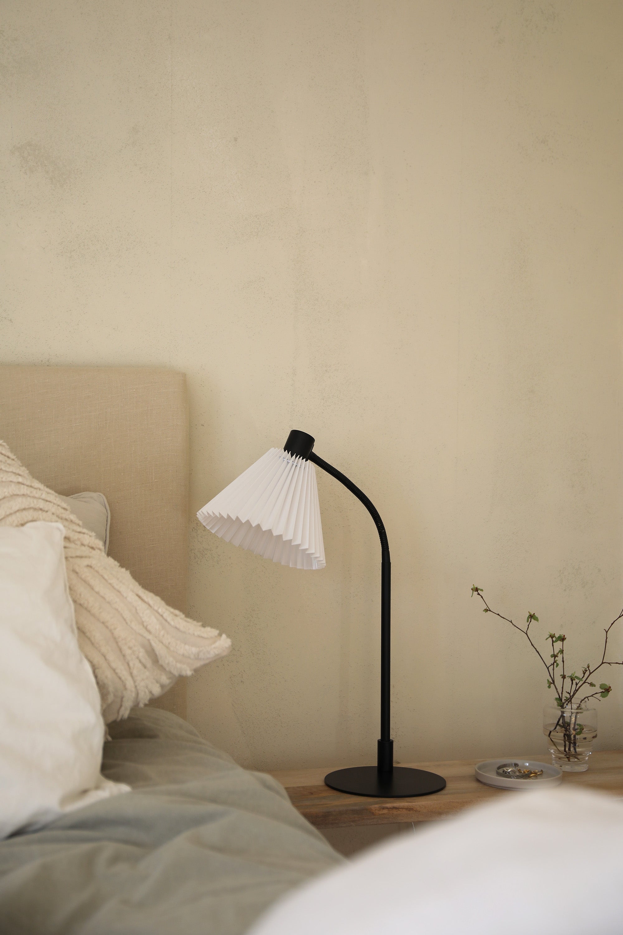 MIRA bordslampa 1L Black/White