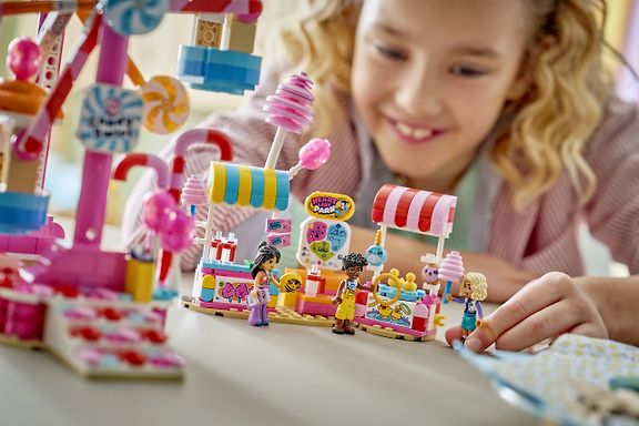 LEGO Friends 42700 – Karkkien ja kuppikakkujen koristama maailmanpyörä