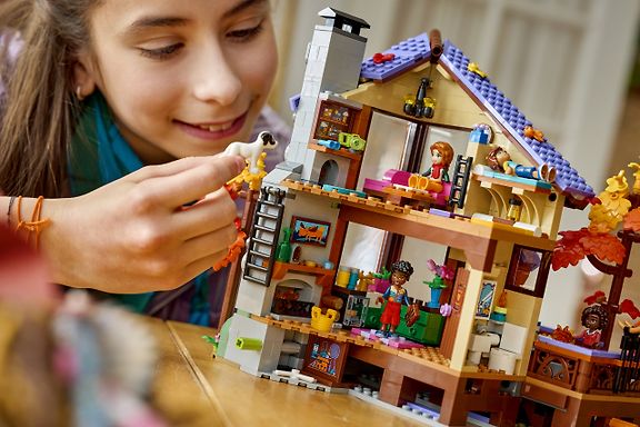 LEGO Friends 42705 – Mukava mökki syysmetsässä