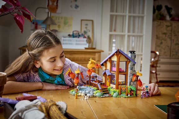 LEGO Friends 42705 – Mukava mökki syysmetsässä