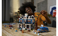 LEGO Icons 11370 Stranger Things: Creelin perheen talo – kuva 4