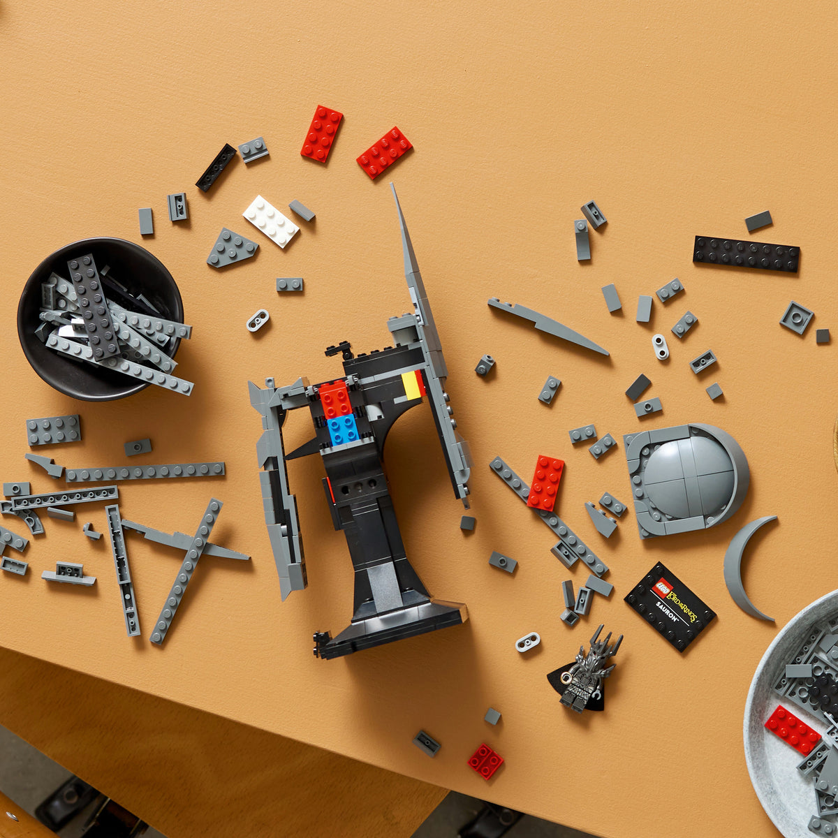LEGO Icons 11373 Taru sormusten herrasta: Sauronin kypärä – kuva 5