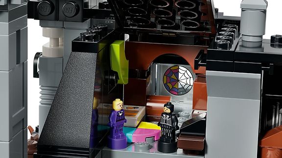 LEGO Wednesday 76788 – Kuunapäivän opisto – kuva 4