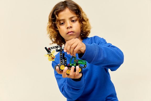 LEGO Technic 42218 Pyörillä varustettu John Deere 1470H ‑harvesteri